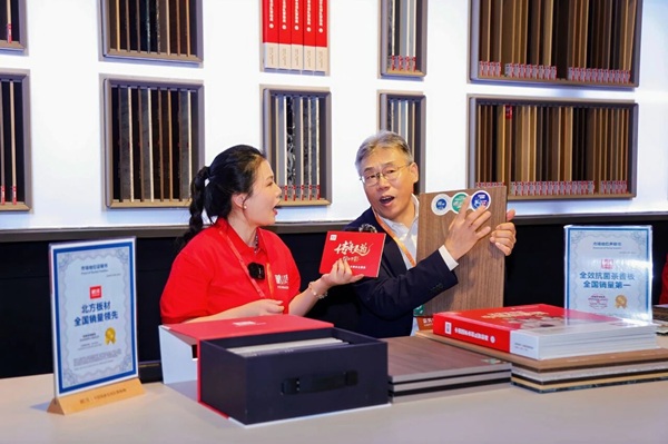 科技引领健康家居新浪潮 鹏鸿全效抗菌茶香板领跑板材行业技术军备赛